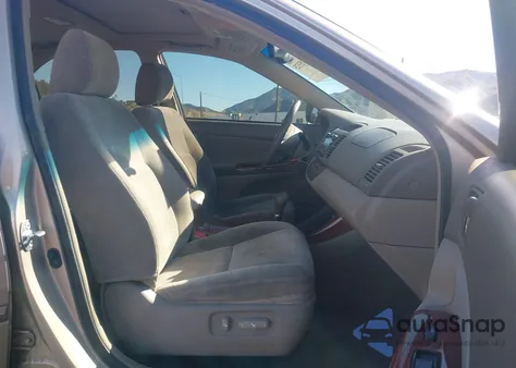 2004 Toyota Camry Xle z USA, uszkodzony, nr VIN 4T1BE32K64U884448